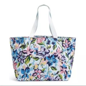 Vera Bradley Lighten up Family Tote in Marian Floral